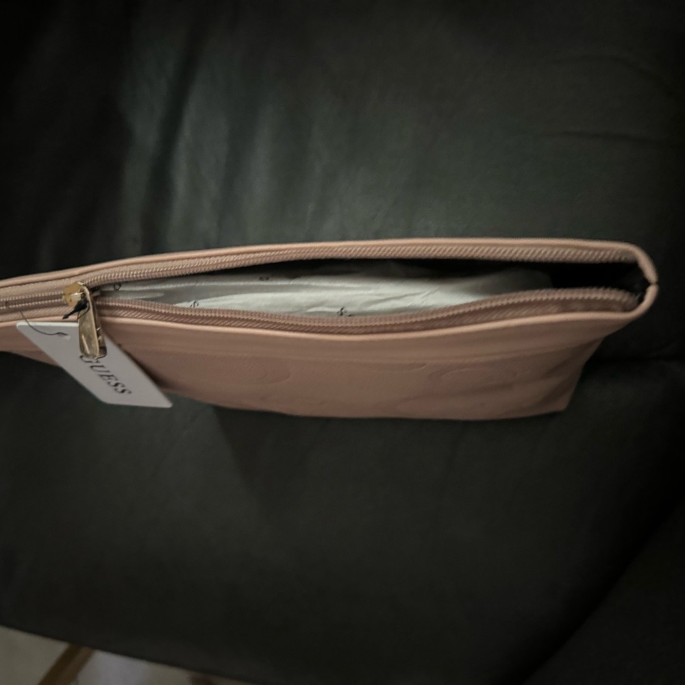 NWT GUESS LARGE COSMETIC TRAVEL MAKE UP BAG 11" x 8'' x 3" - Picture 3 of 4